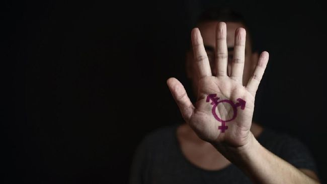 Lynn lahir dengan organ seksual laki-laki dan perempuan. Dokter dan orang tua memutuskan untuk menjadikan Lynn sebagai seorang perempuan