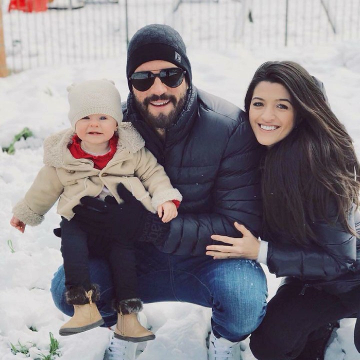 Walau sibuk tanding dan latihan, Alisson Becker selalu punya waktu buat keluarga kecilnya. (Foto: Instagram/allisonbecker)