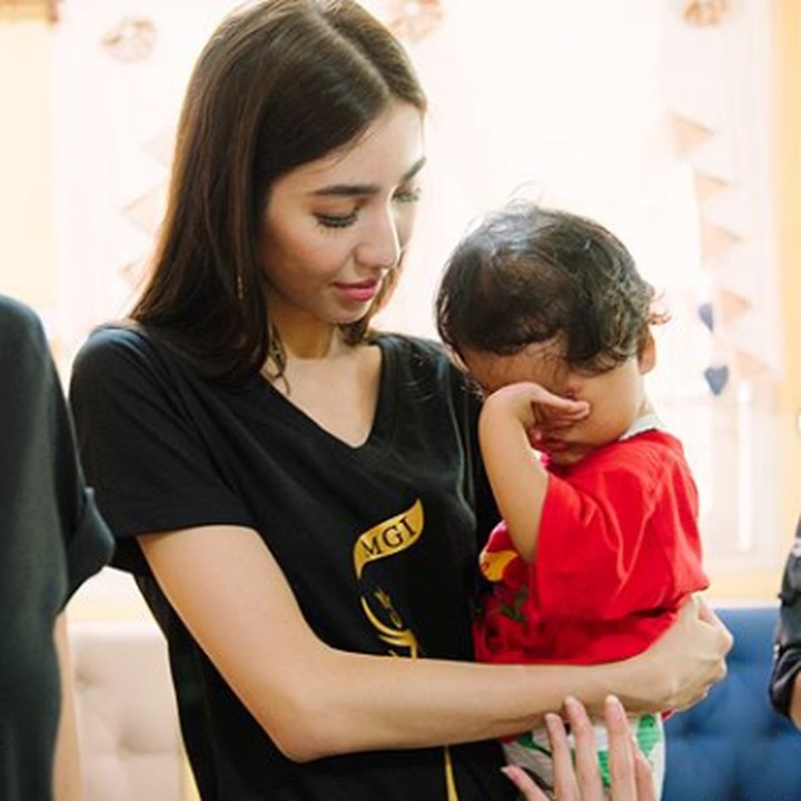 <p>Selama menjalani program di <a href="https://wolipop.detik.com/entertainment-news/d-4273805/kaget-jadi-juara-pemenang-miss-grand-international-2018-pingsan-di-panggung?_ga=2.47609198.815417349.1540098541-1665698243.1536725039" target="_blank">Miss Grand International 2018</a>, Nadia Purwoko berkesempatan mengunjungi anak-anak berkebutuhan khusus. (Foto: Instagram @nadiapurwoko)</p>