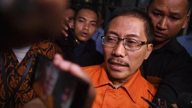 Bupati Cirebon Sunjaya Purwadisastraditangkap KPK pada Oktober 2018 lalu dalam kasus suap jual beli jabatan di daerahnya. 