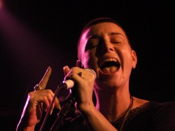 Sinead OConnor dan Kisah di Balik Gaya Rambut Plontos yang Ikonik
