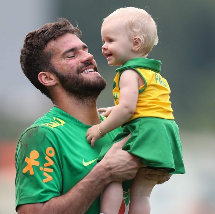 Girangnya Helena dibawa ayah pas latihan tim. (Foto: Instagram/allisonbecker)