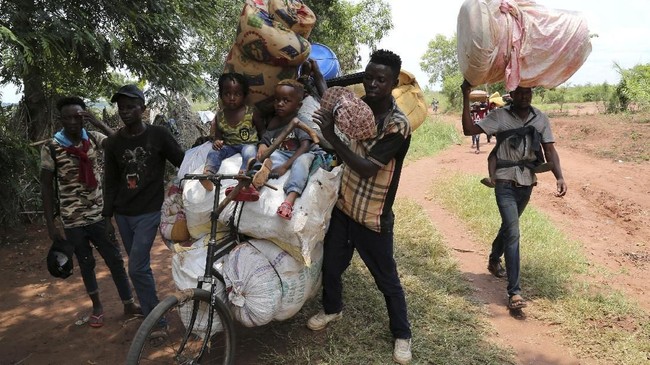 FOTO: Bentrokan Berdarah, Imigran Kongo Kabur dari Angola