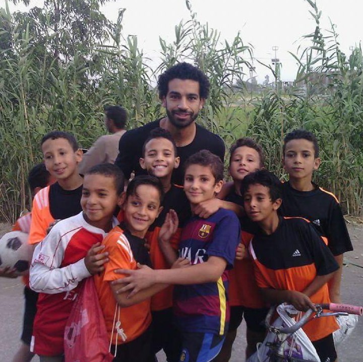 <p>Mo Salah emang senang dekat dengan anak-anak ya, Bun. (Foto: Instagram/mosalah)</p>
