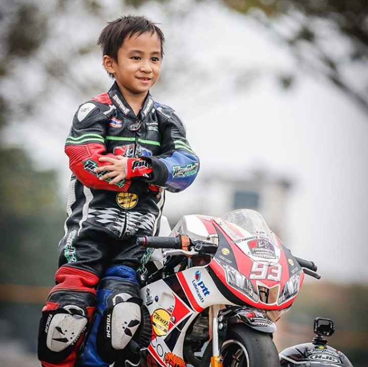 <p>Winnie Tanutchanon atau akrab disapa Winnie, bocah berusia tujuh tahun asal Thailand ini sangat mengidolakan <a href="https://sport.detik.com/moto-gp/d-4266311/jepang-memang-spesial-untuk-marquez" target="_blank">Marc Marquez</a>. (Foto: Instagram @minimarquez_winnie93)</p>