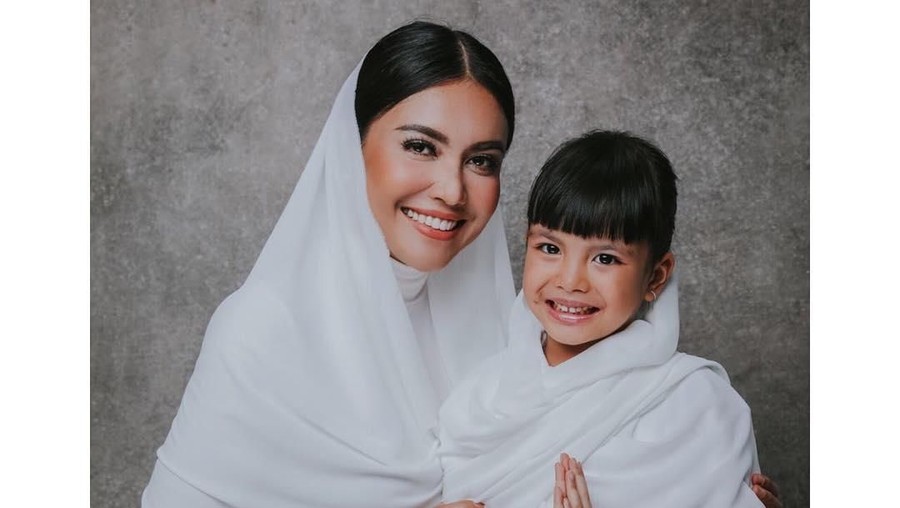 Percakapan Haru Denada dan Putrinya Saat Kemoterapi Melihat percakapan haru antara Denada dan putrinya saat kemoterapi.