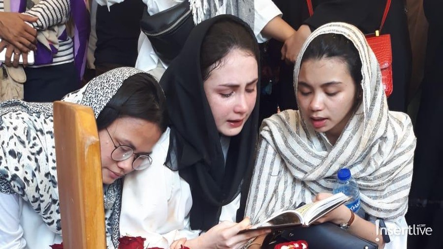 Arumi Bachsin baru saja kehilangan ayahandanya, Aries Aliruddin Bachsin, yang meninggal pada Jumat (26/10).