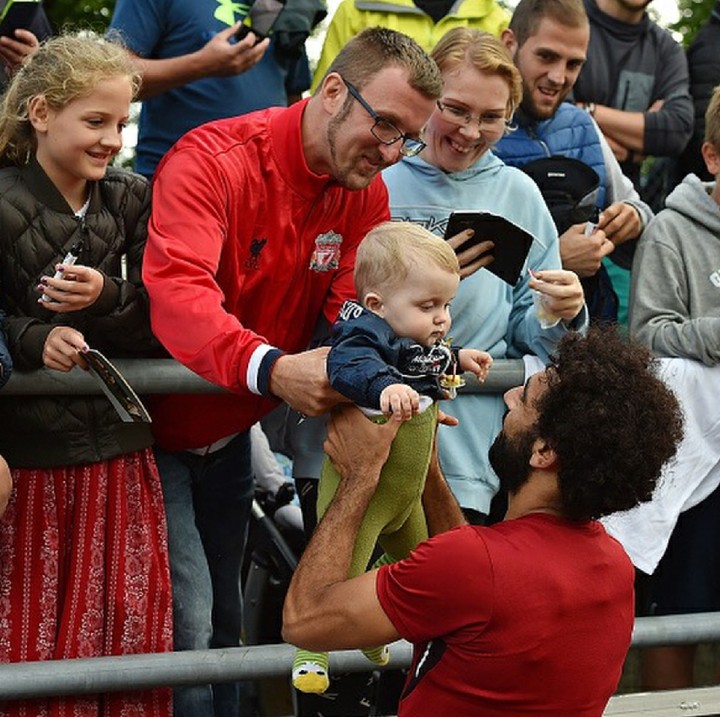 <p>Di tengah latihan menggendong anak fansnya? Nggak masalah buat Mo Salah. (Foto: Instagram/mosalah)</p>