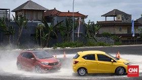 Komunitas Diajak Adu Ketangkasan Meliuk-liukan Brio di Aspal