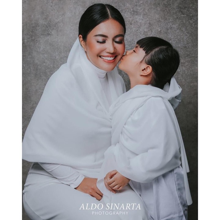 <p>Denada selalu dipuji sebagai <em>single mother</em> tangguh. Selama dua tahun terakhir, penyanyi 41 tahun ini merawat putrinya, Aisha Aurum, yang menjalani pengobatan leukemia di Singapura. Aisha adalah buah hati Denada dari pernikahan dengan Jerry Aurum yang bertahan selama 2012 - 2015. (Foto: Instagram @denadaindonesia)</p>