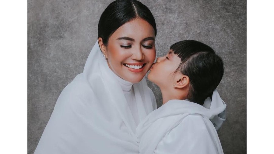 Yuk, kita simak bersama kisah cinta kasih dari empat selebriti saat anaknya sakit.
