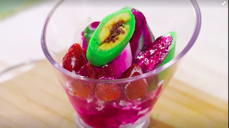 Es pisang ijo biasa ditemui menggunakan sirup merah. Nah, kita ganti yuk sirup itu dengan sehatnya buah naga.