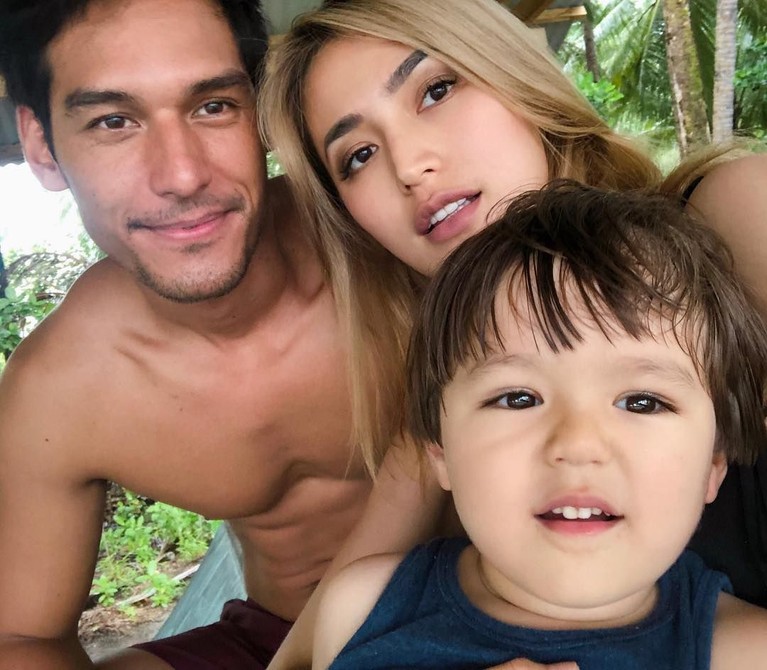 El Barack, anak Jessica Iskandar memang terlihat kerap menghabiskan waktu bersama Richard Kyle yang dipanggil Daddy oleh El. Berikut, 5 momen keduanya.