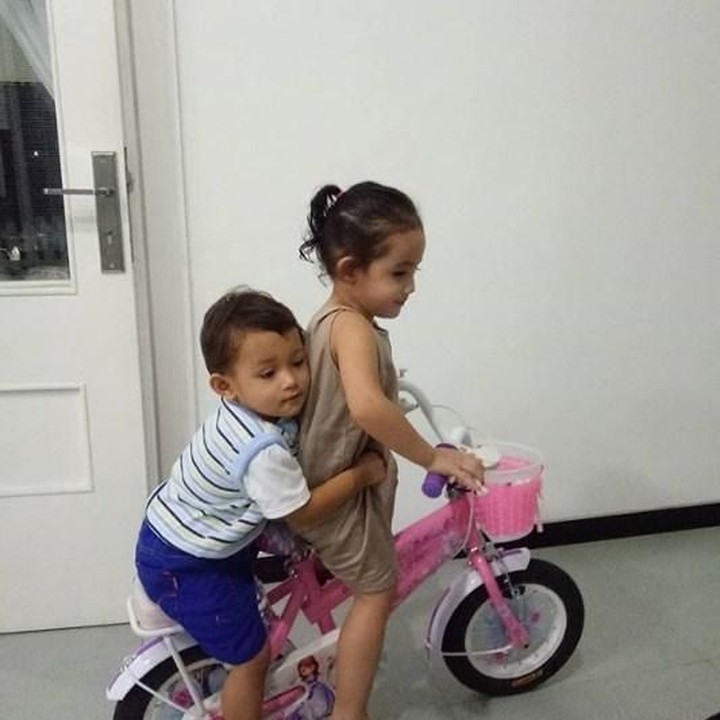 <p> Peluk kakak erat-erat ya Alkeinan biar nggak jatuh. (Foto: Instagram @arumi_arumi_94)</p>