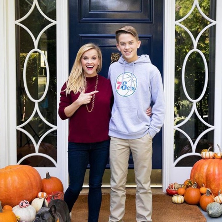 <p>Reese bersama anak tengahnya, Deacon Philippe yang baru saja berulang tahun ke-15. (Foto: Instagram @reesewitherspoon)</p>