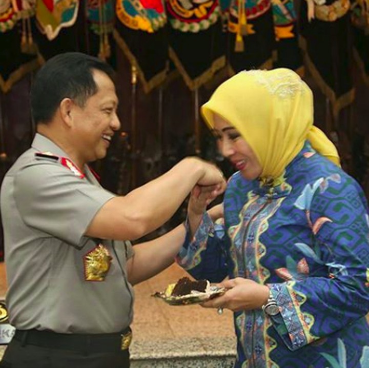 <p>Saling menghormati dalam rumah tangga seperti yang diperlihatkan Tito Karnavian dan Tri memang penting dilakukan ya, Bun. (Foto: Instagram/titokarnavianfans)</p>