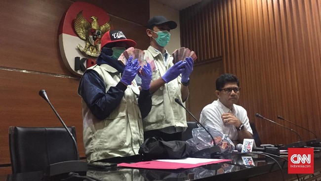 KPK meminta pemerintah mengevaluasi keberadaan perusahaan dan perkebunan sawit  di Danau Sembuluh Kalimantan Tengah (Kalteng) karena kemungkinan izin bodong.