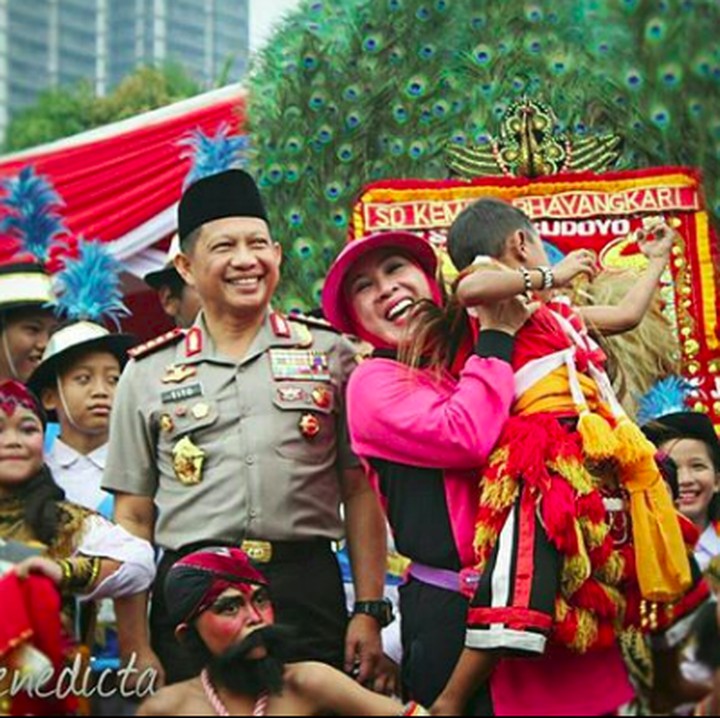 <p>Sudah lama menikah dan punya 3 anak pasangan ini tetap romantis dan kompak. (Foto: Instagram/thebenedicta via titokarnavianfans)</p>