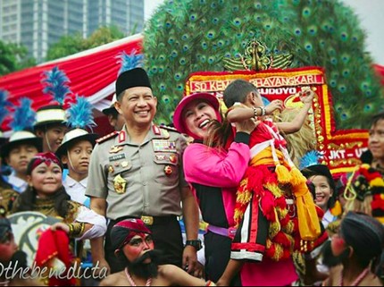 Potret Romantis Kapolri Tito Karnavian dan Istri Tercinta