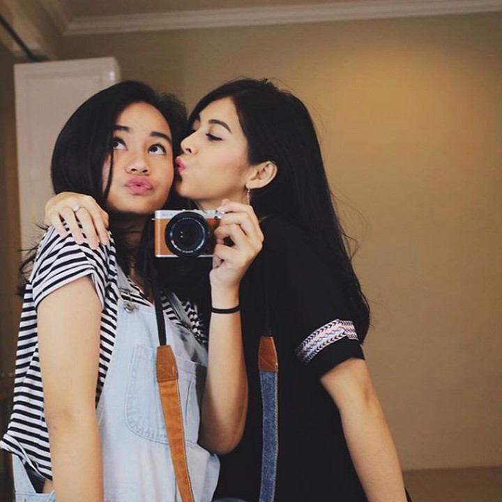 <p>Keluarga Mona Ratuliu memang dekat banget sama Kesha, bahkan anak Mona, Mima akrab banget dengan Kesha. (Foto: Instagram/monaratuliu)</p>