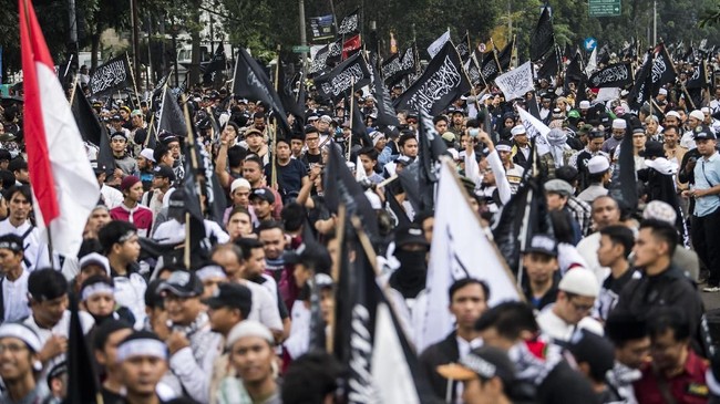 Dua orang berinisial M dan F menjadi tersangka pembakaran bendera. Total, ada tiga orang yang telah ditetapkan tersangka, seorang lagi adalah pembawa bendera.