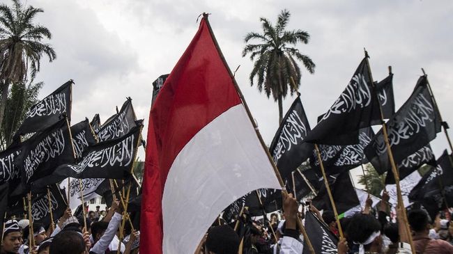 Polisi Tetap Selidiki Kasus Bendera Diduga HTI di DPRD Poso Kepolisian mengaku belum berhentimenyelidiki insiden pengibaran bendera berwarna hitam bertuliskan kalimat tauhid di Kantor DPRD Kabupaten Poso, Sulteng.