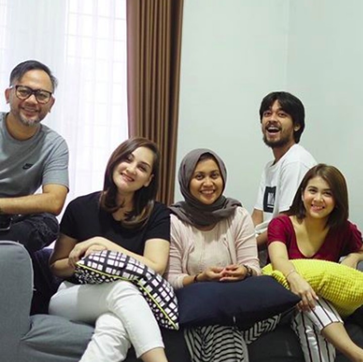 <p>Nah, bundanya Kesha Ratuliu yang duduk di antara Mona dan Kesha, Bun. (Foto: Instagram/monaratuliu)</p>