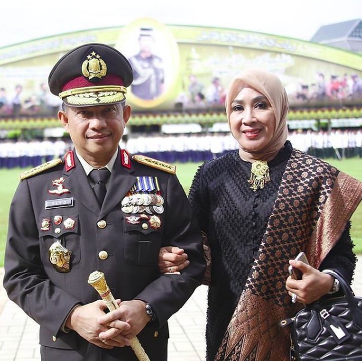 <p>Tri pun selalu setia mendampingi Tito Karnavian selama bertugas. (Foto: Instagram/titokarnavianfans)</p>