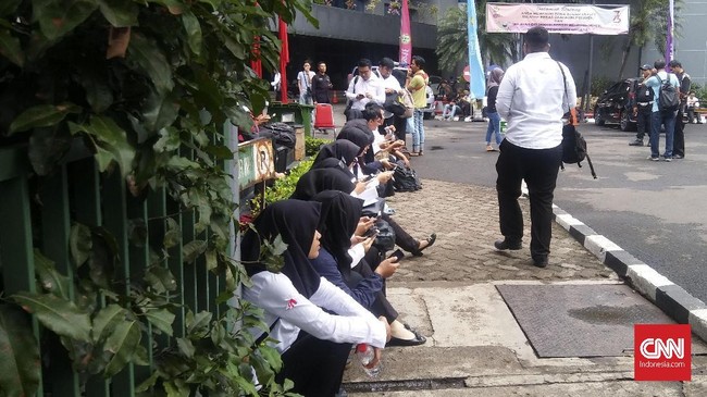 Kumpulan orang itu adalah peserta tes CPNS 2018. Mereka berjuang agar bisa menjadi abdi negara untuk Badan Pembinaan Ideologi Pancasila (BPIP).