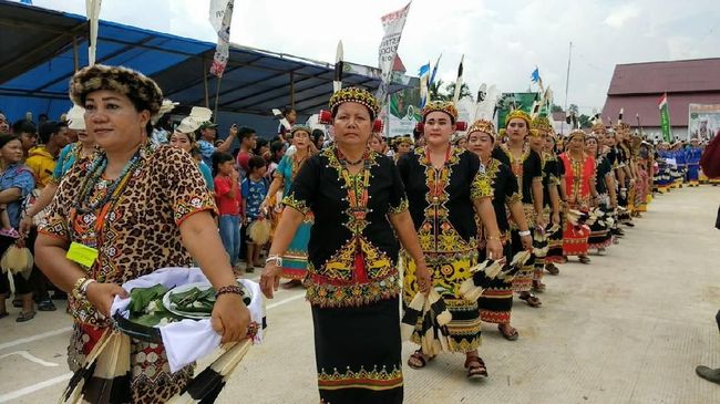 Untuk pertama kalinya sepanjang sejarah, 2.230 penari Hudoq menari bersama, dan kemudian tercatat masuk ke dalam pemecahan rekor MURI.