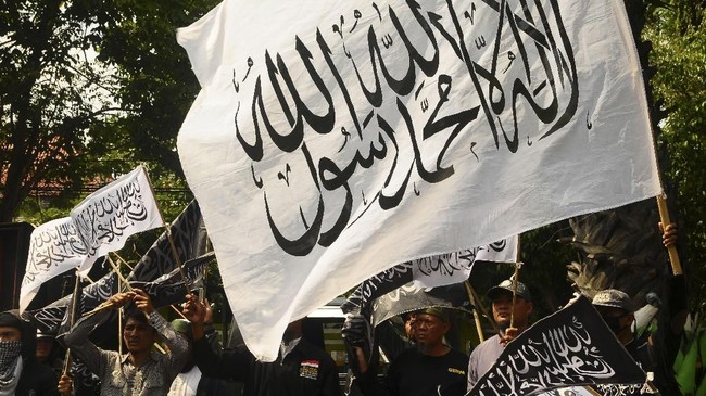 Menurut Romahurmuziy, para kader eks HTI meluapkan kemarahan pada Jokowi melalui berbagai isu fitnah bernuansa agama karena organisasinya dibubarkan pemerintah.