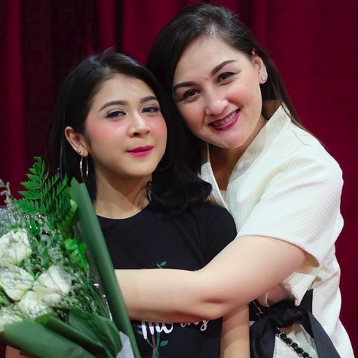 <p>Diceritakan Mona, Kesha adalah anak dari kakaknya dan Kesha lahir saat ia menginjak kelas 2 SMA. Karena Mona anak bontot dan ingin punya adik, maka Kesha jadi rebutan antara dia, sang ibu, dan sang kakak. Hi-hi, ada-ada aja ya, Bun. (Foto: Instagram/monaratuliu)</p>