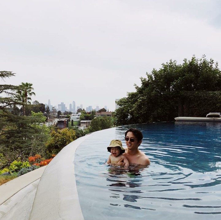 <p>Ayah Steve Yeun asyik main air sama si kecil. (Foto: Instagram/jopakka)</p>