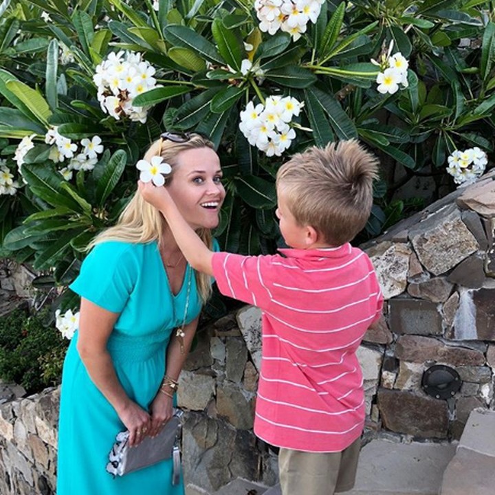 <p>Dengan kasih bunga, Tennesee romantis banget sama bundanya. (Foto: Instagram @reesewitherspoon)</p>