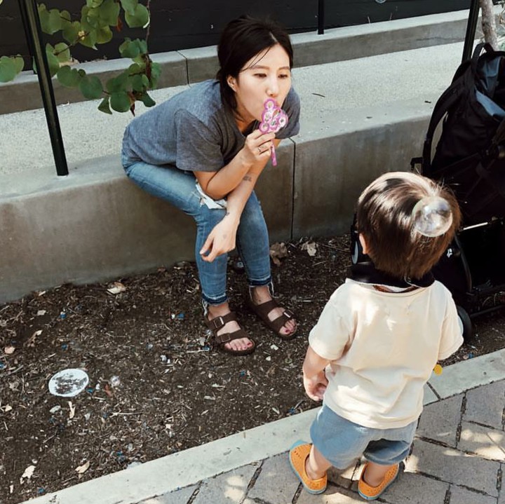 <p>Steve Yeun menikahi fotografer bernama Joana Pak sejak 2016 dan punya seorang jagoan bernama Jude Malcolm Yeun. (Foto: Instagram/jopakka)</p>