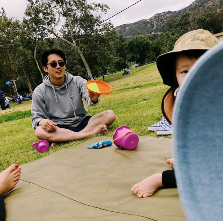 <p>Steve Yeun tak terlalu banyak mengunggah kegiatan bareng si kecil karena dia sangat menjaga privasinya. (Foto: Instagram/jopakka)</p>