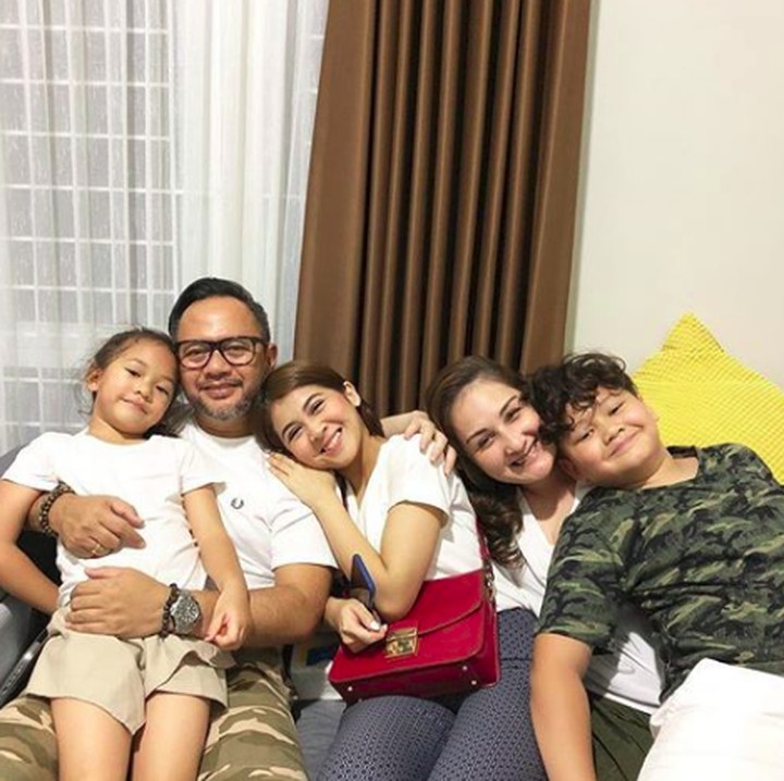 <p>Padahal, <a href="https://hot.detik.com/celeb/4266328/putus-dari-wafda-kesha-ratuliu-jatuh-sakit" target="_blank">Kesha Ratuliu</a> adalah keponakan Mona. Tapi memang, hubungan tante dan keponakan ini dekat banget seperti ibu-anak. (Foto: Instagram/monaratuliu)</p>
