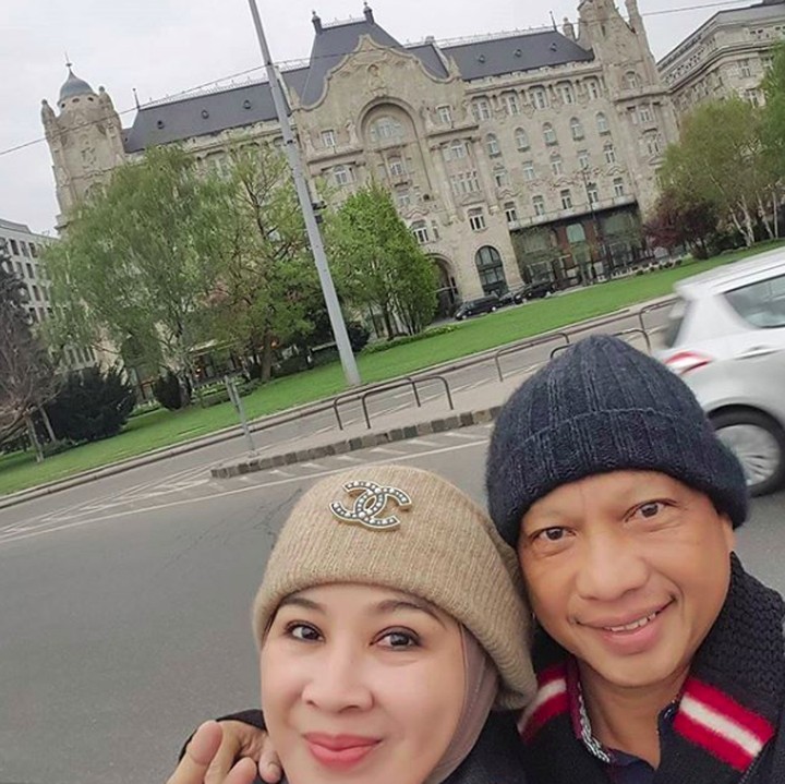 <p>Salut deh, hingga kini pria lulusan terbaik Akademi Kepolisian 1987 ini masih mesra dengan sang istri. (Foto: Instagram/titokarnavianfans)</p>