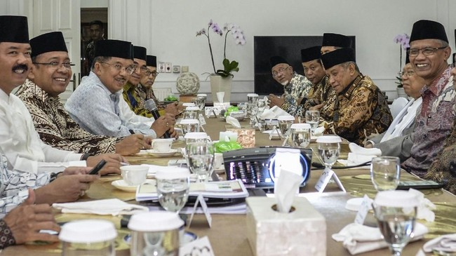 Wakil Ketua Umum MUI Zainut Tauhid Saadi mengamini pertemuan berjalan alot sebelum menghasilkan 5 keputusan yang dibacakan JK di akhir pertemuan.
