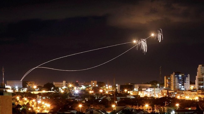 Serangkaian serangan roket dari Jalur Gaza menghujani Israel sepanjang malam pada Jumat (27/10).