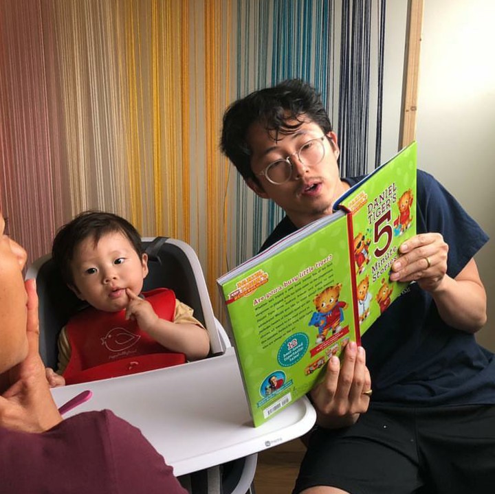 <p>Steve Yeun lagi bacakan si kecil buku apa ya? (Foto: Instagram/jopakka)</p>