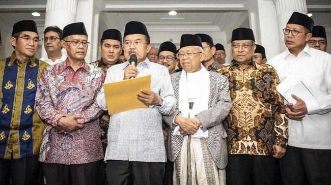 Jusuf Kalla meminta publik membedakan kriminalisasi dengan penegakan hukum kasus ketua PA 212 Slamet Ma'arif yang telah ditetapkan sebagai tersangka.