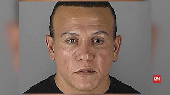 Pelaku Teror Bom di AS Mengaku Tidak Bersalah Terdakwa teror 16 paket bom asal Florida, Amerika Serikat, Cesar Sayoc mengaku tidak bersalah di depan pengadilan.