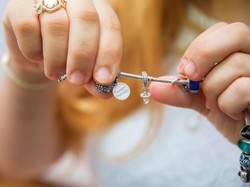 Toko Perhiasan Pandora Bakal Tutup 100 Toko di China