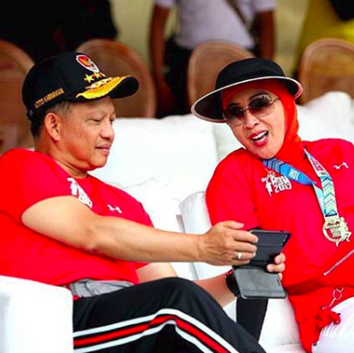 <p>Hmm, apa ya yang sedang ditunjukkan Tito Karnavian pada sang istri tercinta? (Foto: Instagram/titokarnavianfans)</p>