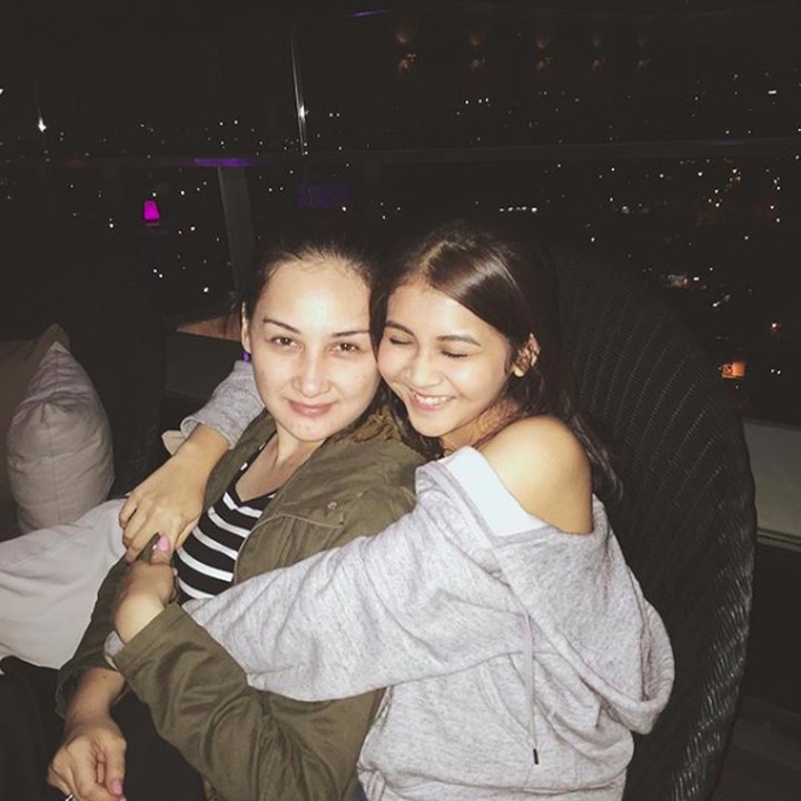 <p>Dulu bahkan hingga sekarang Mona Ratuliu seringkali mengunggah foto bersama aktris pendatang baru, Kesha Ratuliu. Malah, Kesha disangka anak Mona Ratuliu, Bun. (Foto: Instagram/kesharatuliu05)</p>