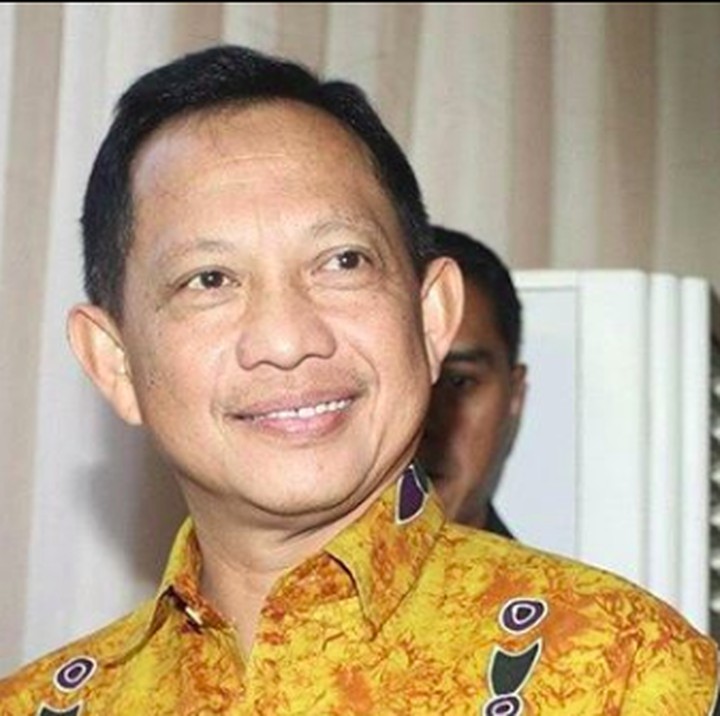 <p>Bahagia dan langgeng selalu <a href="https://20.detik.com/detikflash/20181010-181010023/datangi-polda-amien-minta-presiden-copot-tito-karnavian" target="_blank">Kapolri Tito Karnavian</a> dan Tri. (Foto: detikcom via Instagram/titokarnavianfans)</p>