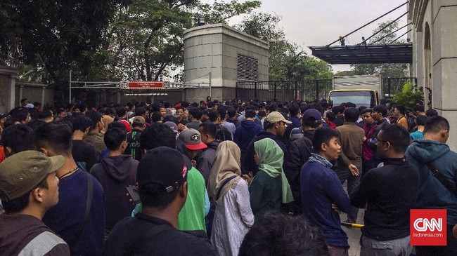 Suporter Timnas Indonesia U-19 mengeluhkan sistem penjualan tiket offline babak perempat final Piala Asia U-19 antara Garuda Nusantara lawan Jepang di The Belleza Shopping Arcade pada Sabtu (27/10).