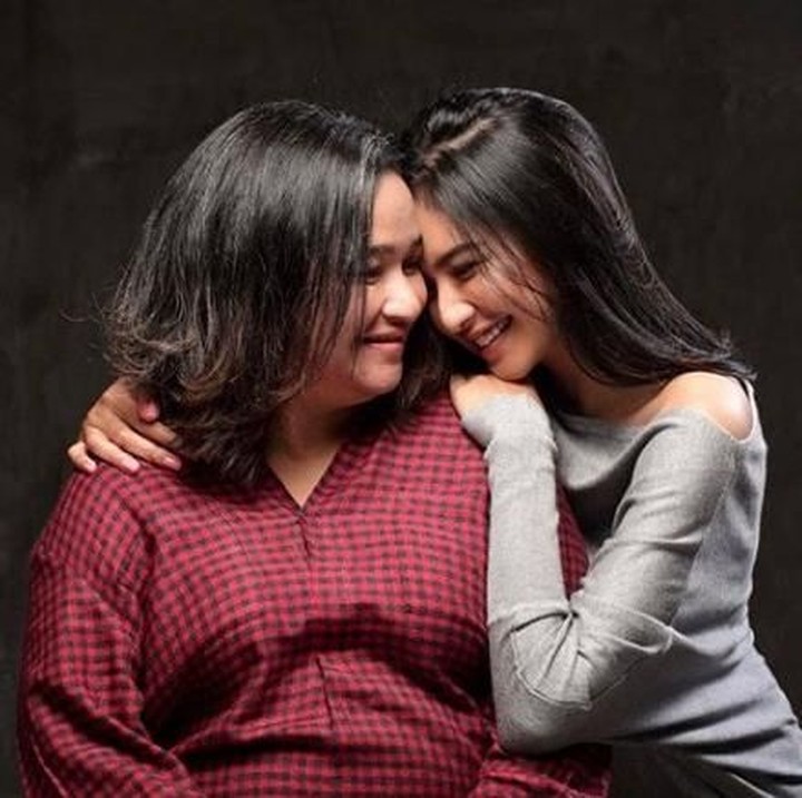 <p>Hangat banget pelukan Mikha buat Bunda Deva. So sweet banget! (Foto: Instagram @miktambayong)</p>