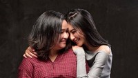 <p>Hangat banget pelukan Mikha buat Bunda Deva. So sweet banget! (Foto: Instagram @miktambayong)</p>